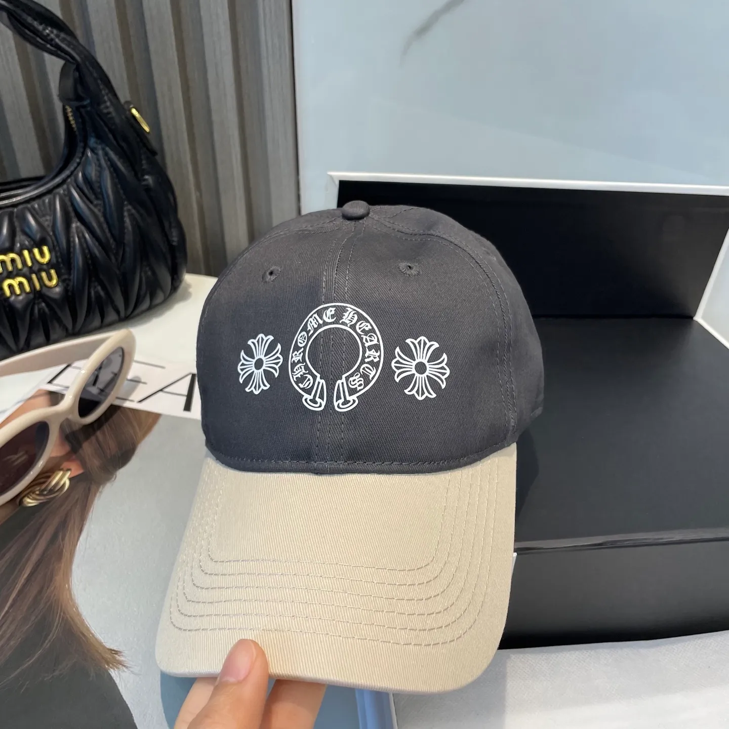 P60 Crow Heart 🆕🆕New color-blocked baseball cap, personalized and fashionable classic cross logo, casual with a cool feeling, unisex style, same style for men and women! Very easy to match! Head circumference: 56-58cm is available